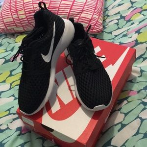 Black Nike roshe ones
